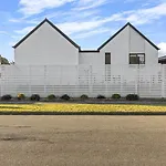 Beautiful House Near Everything!